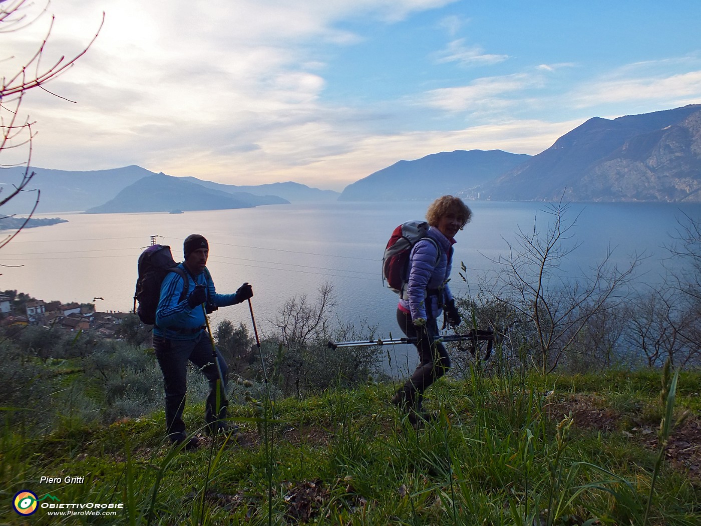 10 Saliamo tra uliveti con vista Lago d'Iseo.JPG